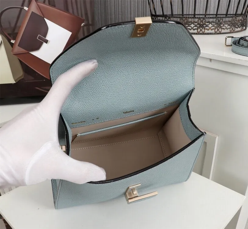 In stock👉Original small size light blue👉Valextra Valextra Iside, known as Italian Hermès, is one of the most representative designs of Valextra. There is no obvious logo, but the simple collective line design is very recognizable, full of architectural art, and shows a capable and intellectual style. It is made of imported palm-print lining cowhide, with up to five stitches of handwork, and the shiny oil edges test the skill of the craftsman. Small size: 22Cm